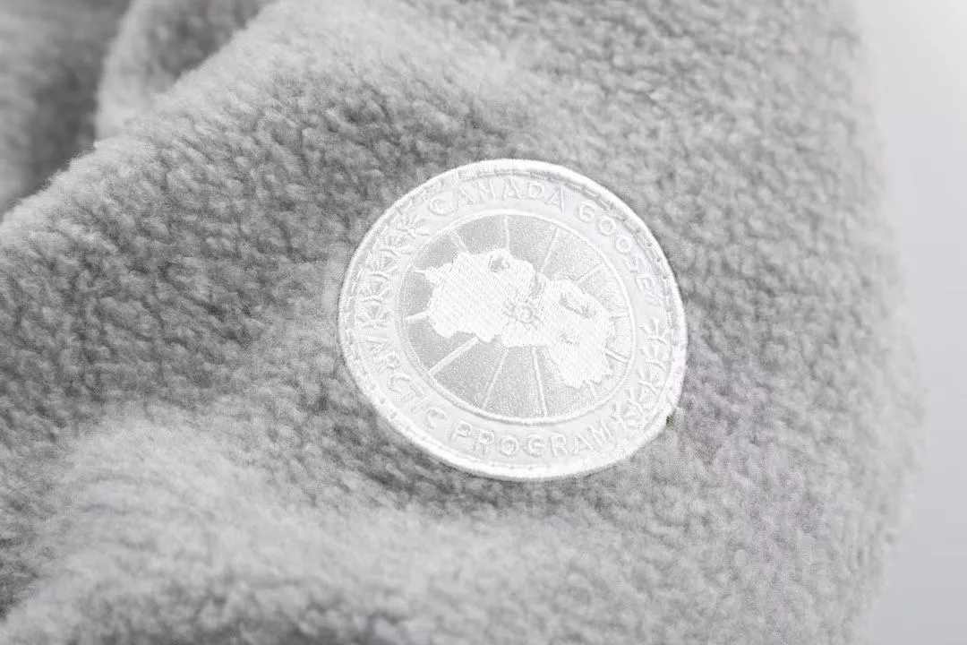 P600 Big Goose Wool Fleece Sweatshirt 7102w1 [Light Gray] Canada Goose Canada Goose Chilliwack01 hooded wool fleece long-sleeved bomber jacket #Canada Goose/Canada Goose Chilliwack Wool Fleece Bomber Jacket Big Goose Canada goose Chilliwack Fleece Bomber HUMANATURE, Canada Goose limited white label wool fleece jacket. This aviator👩‍✈️fleece jacket🉑️ is really pretty. It seems that light gray is not a color that is sold in every country. I like the 🐹 white label, it is really high-end ✌️ soft and comfortable, not heavy. Buyers who like it quickly plant their seeds😈This one is out of stock, and it took less than 4 months to customize the original version. Perfect reproduction. Color: Quarry Gray Light Gray Based on repurchase experience, it is recommended to go up one size Size: S M L XL
